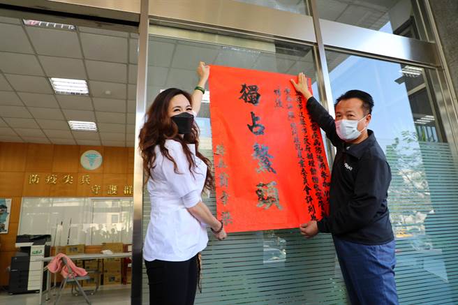 嘉义县家畜疾病防治所拿下全国动物收容管制业务评比「特优」，与台中市并列第一名，嘉义县长翁章梁（右）前往贴红榜祝贺。（张亦惠摄）