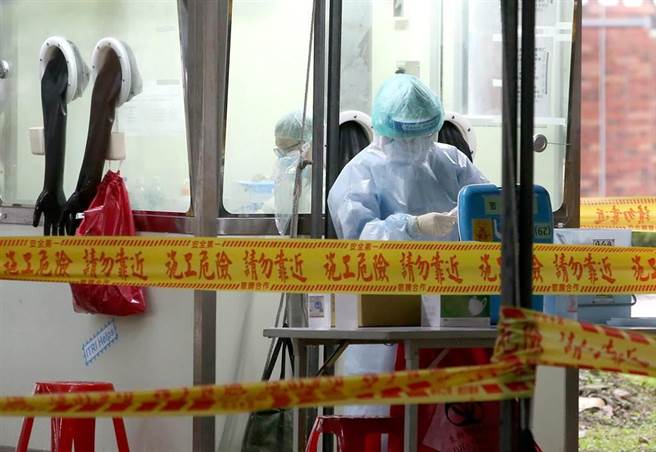 台北市联合医院中兴院区日前2名护理师确诊、仁爱院区也有1名专责病房女护理师确诊，台北市医师职业工会昨披露，有确诊者擅自关闭病房内抽风设备，造成医疗人员恐慌。（资料照，赵双杰摄）