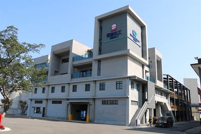 台湾三菱化学第四套电子级硫酸厂与恒谊化工硫酸八厂扩厂暨仓办大楼，14日正式落成。图／刘朱松