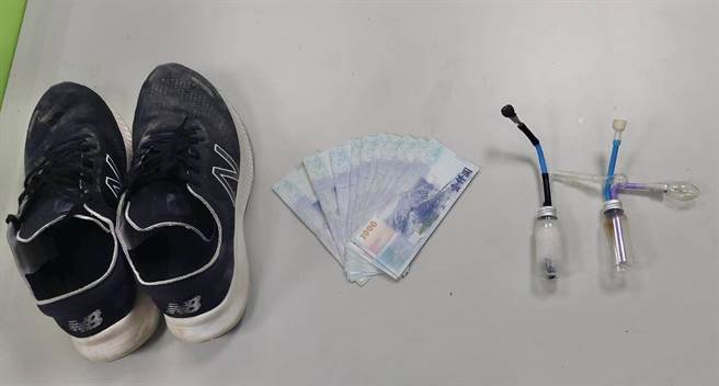 46岁许姓男子见公园旁的住宅正在施工，藉由1楼围墙攀爬至隔壁公寓2楼入屋行窃。（翻摄画面）