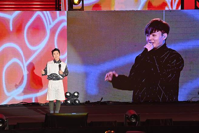 新科台语金曲歌王许富凯和台语歌手兼主持人蔡昌宪，在蓬莱舞台和高流舞台异地共演合唱《棉照被》，展现零时差的精采演出。(图片提供/高雄市政府)