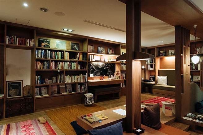 二楼大客厅、三楼厨房空间营造出能共同欢聚的场域，并提供怀旧小点心和臺湾茶，旅客能够小酌饮品和下酒菜，尽情享受馆内的夜晚时光。(图片提供/MOOK）