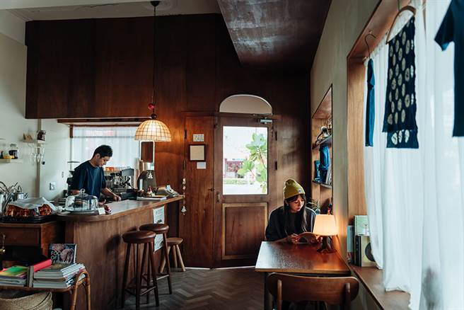 鹤宫寓一楼咖啡空间「龟时间」，使用南臺湾在地小农栽种的有机蔬果烹调季节餐点，甜点也讲究低糖天然，友善环境。(图片提供/MOOK）