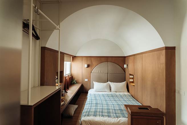 重现天桥拱顶的「天桥下」双人房型，是唯一没有电视的房间，让住客能静心阅读或享受音乐。(图片提供/MOOK）