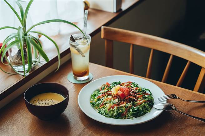 一道道现作料理传达在地食材原味，菜单设计也会依季节调整，以当令食材变化出多样餐点。(图片提供/MOOK）
