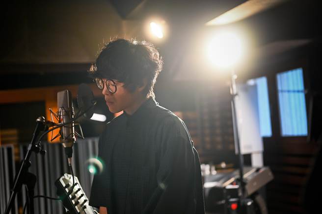 盧廣仲暖聲獻唱電影主題曲〈英雄〉逼哭觀眾。（牽猴子提供）