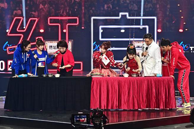 为向《傅培梅时间》致敬，《全明星运动会》钱薇娟、孟洁、胡释安、粿粿进行「包元宝」PK赛。（台视提供）