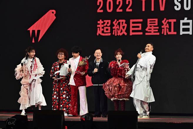 盛竹如（中）应主持人要求，重现《玫瑰瞳铃眼》的经典OS，博得全场如雷掌声。 （台视提供）