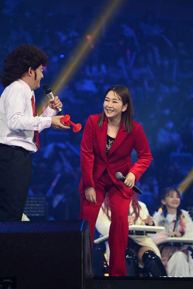 黄子佼（左）巧扮张菲，重现《龙兄虎弟》单元「音乐教室」，右为张秀卿。（台视提供）