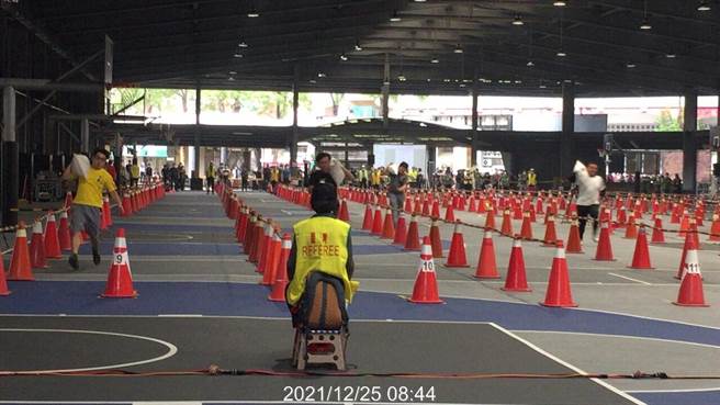 高巿府环保局上月办理清洁队员招考，体能考的是扛沙包折返跑。（环保局提供）