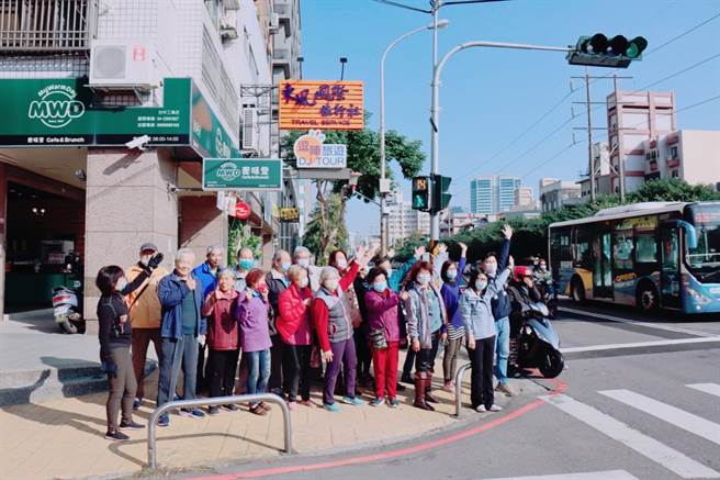 当地民眾看到福泽街与工业区一路口终于新设红绿灯都很开心。（张廖乃纶服务处／卢金足台中传真）