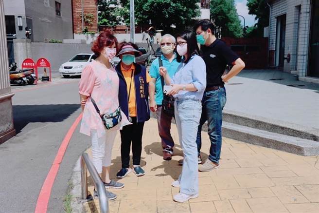 台中市西屯区福泽街与工业区一路口周边车流量大，市议员张廖乃纶要求市府尽速增设红绿灯，现在红绿灯终于设置完成并通电启用，保障用路人安全。（张廖乃纶服务处／卢金足台中传真）