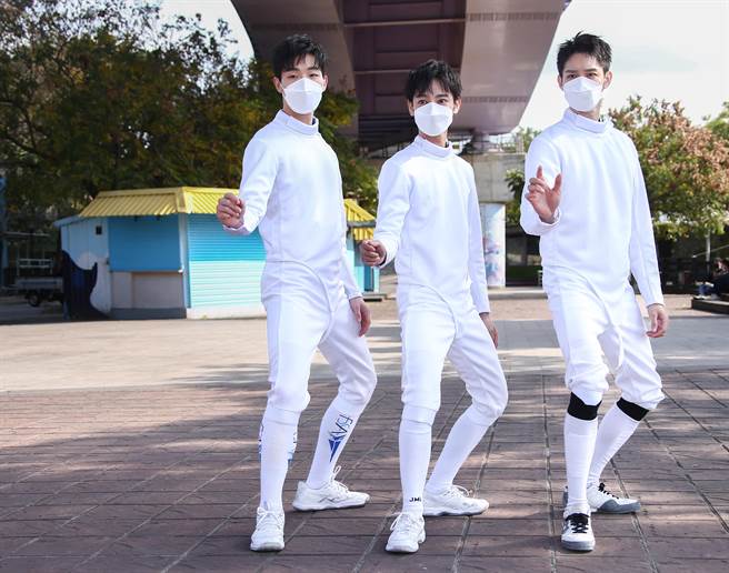 牧森（左起）、劉修甫、曹佑寧穿上擊劍衣亮相。（羅永銘攝）