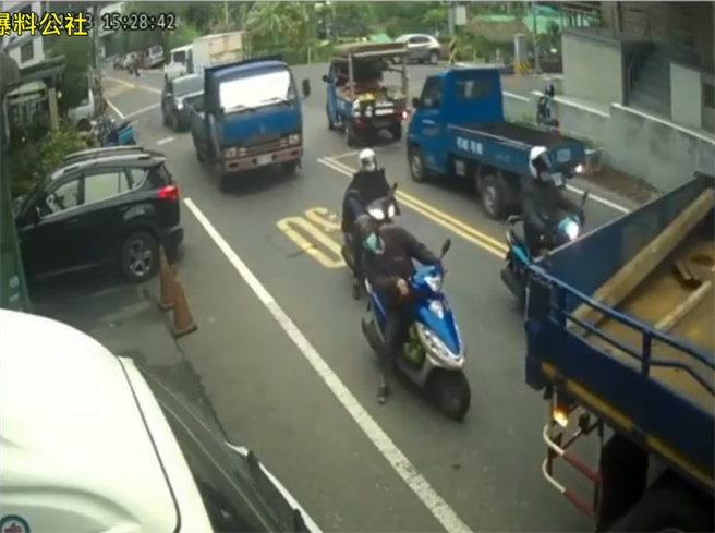 一輛聯結車在左轉後突然停在車道中不動。（翻攝爆料公社）