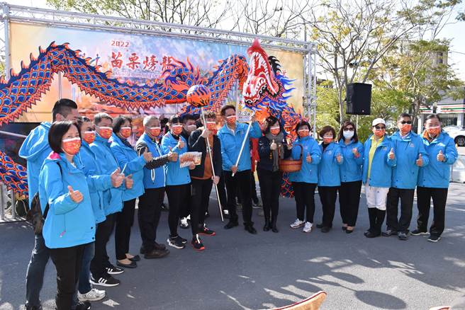 苗栗市長邱鎮軍14日宣布今年元霄火旁龍活動開跑。（謝明俊攝）
