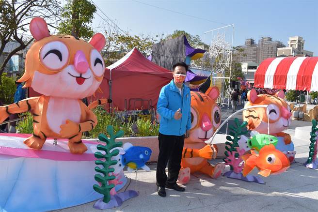 苗栗市長邱鎮軍歡迎全國民眾來苗栗看火旁龍。（謝明俊攝）