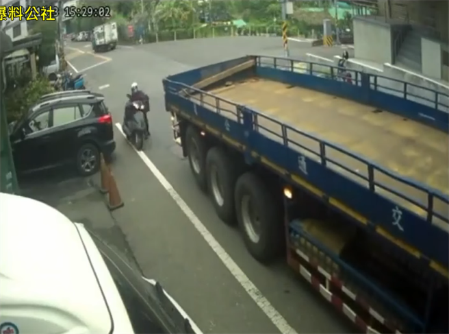 下秒畫面中，聯結車無預警後退，嚇得後方機車緊急逃難。（翻攝爆料公社）