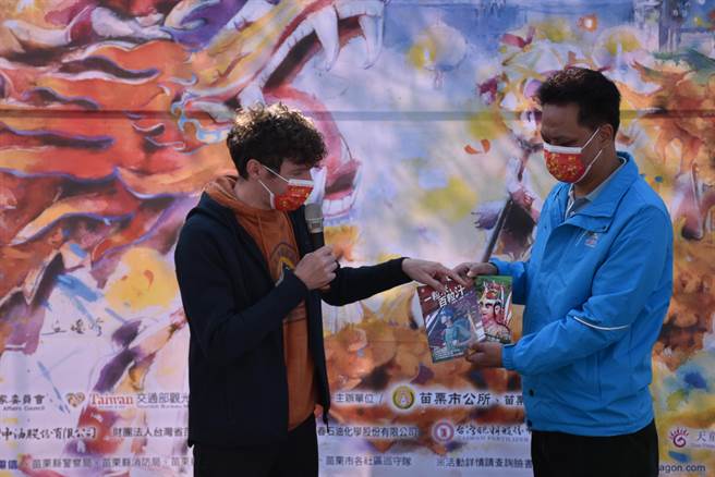 法國作家吉雷米替苗栗火旁龍拍攝宣傳片。（謝明俊攝）