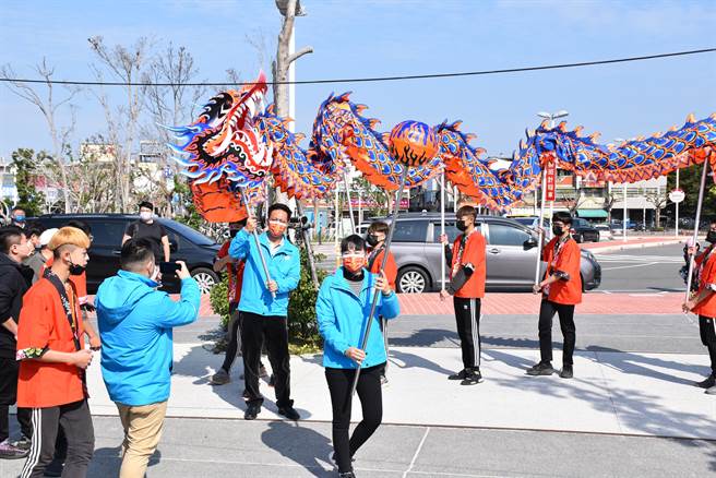 苗栗市長邱鎮軍及市代會主席楊喬安體驗舞龍。（謝明俊攝）