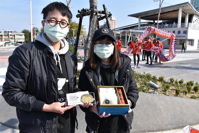 苗栗法式甜點師彭詩涵製作火旁龍7部曲小餅乾禮盒。（謝明俊攝）