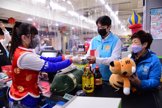 市長魏嘉賢、代表會主席蘇美珠到家樂福採買教戰，希望弱勢家庭也能感受農曆年前採買年貨的樂趣。（花蓮市公所提供／王志偉花蓮傳真）