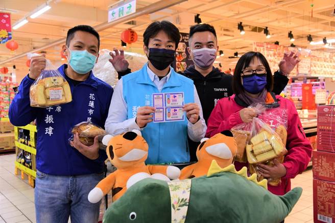 市長魏嘉賢（中）與多位代表，示範持禮券到家樂福採買，希望弱勢家庭能感受溫馨。（花蓮市公所提供／王志偉花蓮傳真）