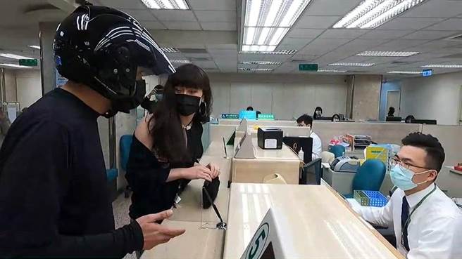 中山分局安排女警扮演妈妈桑，与银行办理防抢演练。（翻摄照片／林郁平台北传真）