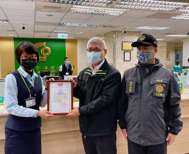 中山分局与合库办理防抢演练，并同时宣导防诈骗。（翻摄照片／林郁平台北传真）