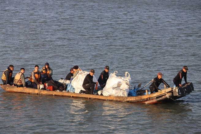 F-16V坠机后将寻获的皮肉组织送验DNA，稍早鑑定结果出炉，确定为飞官陈奕。图为军方今仍派水下作业小组持续在目标区以人力搜索方式，寻找机体残骸及陈奕下落。（吕妍庭摄）