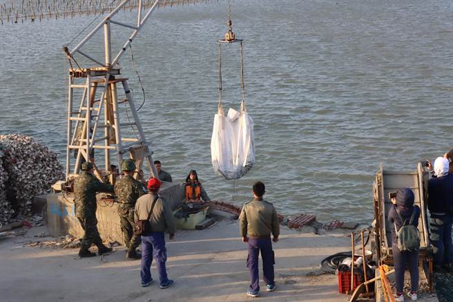 今軍方仍派水下作業小組持續在目標區以人力搜索方式，尋找機體殘骸及陳奕下落，並帶回大量已裝袋的殘骸。（呂妍庭攝）