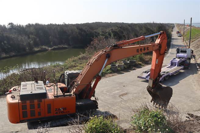 今軍方也運來露天野戰淋浴帳棚及兩輛大型怪手，將動用大型機具加入救援行動。（呂妍庭攝）