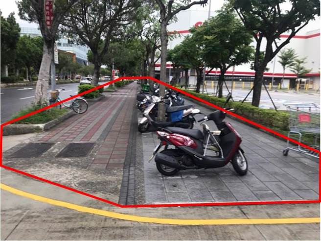 好市多內湖店平面停車場出口處禁止停車。（翻攝照片／林郁平台北傳真）