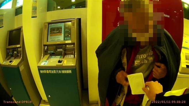 保大员警递上暖暖包给吴翁取暖，并赶紧联络社工。（翻摄照片／林郁平台北传真）