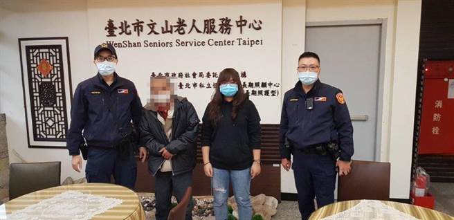 员警与社工将老翁护送至安置中心，避免意外发生。（翻摄照片／林郁平台北传真）