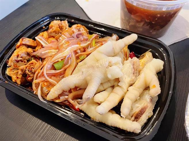 能买到鸡爪说明确实正宗。（作者提供）