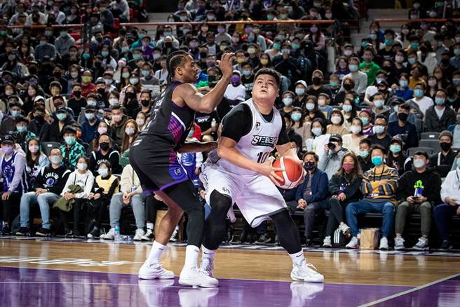 今天只要王柏智(右)抓多少篮板，就抽出几张自助餐券送给球迷。(PLG提供)