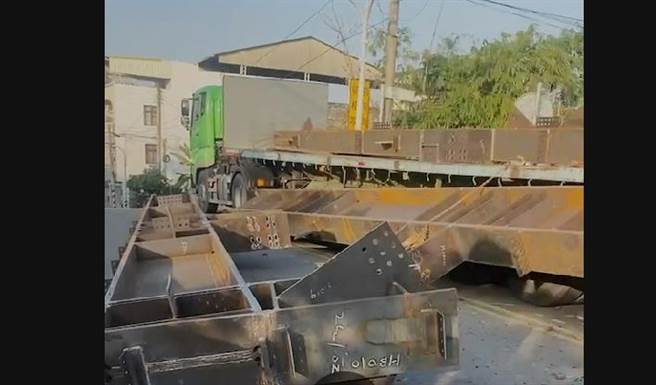 花壇鄉彰員路1段長春橋14日16時10分，大型拖板車行駛間，疑似大型鋼骨未綁妥，轟隆一聲，突然整大段掉落地面，龐然大物，阻礙雙向車輛通行。（彰化踢爆網提供／吳敏菁彰化傳真）