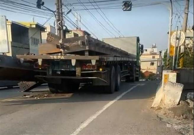 花壇鄉彰員路1段長春橋14日16時10分，大型拖板車行駛間，疑似大型鋼骨未綁妥，轟隆一聲，突然整大段掉落地面，龐然大物，阻礙雙向車輛通行。（彰化踢爆網提供／吳敏菁彰化傳真）