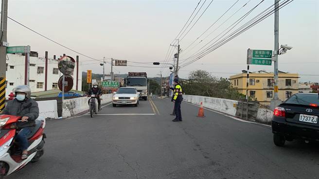 花壇鄉彰員路1段長春橋14日16時10分，大型拖板車行駛間，疑似大型鋼骨未綁妥，轟隆一聲，突然整大段掉落地面，龐然大物，阻礙雙向車輛通行。（彰化縣警察局提供／吳敏菁彰化傳真）