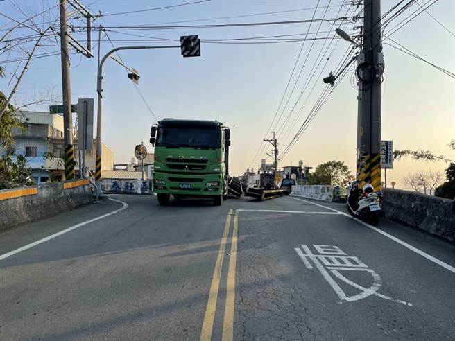 花壇鄉彰員路1段長春橋14日16時10分，大型拖板車行駛間，疑似大型鋼骨未綁妥，轟隆一聲，突然整大段掉落地面，龐然大物，阻礙雙向車輛通行。（彰化縣警察局提供／吳敏菁彰化傳真）