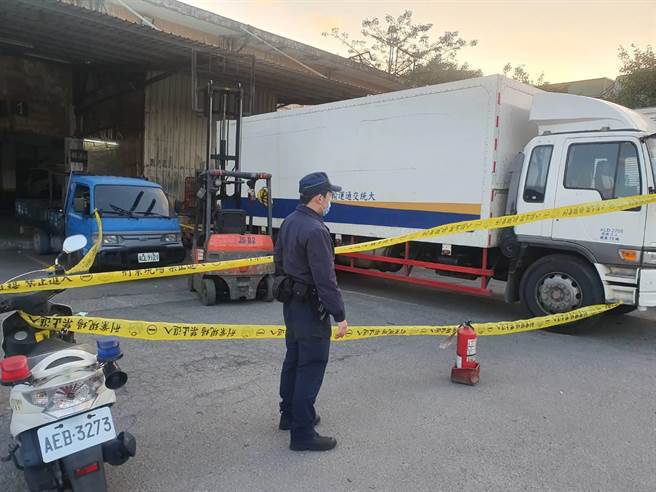 64岁林姓维修工人今（14日）下午3时许，在新北市新庄区思源路某宅配公司厂区，进行机械维修工程时，头部不慎夹入起重机吊杆。（翻摄画面）