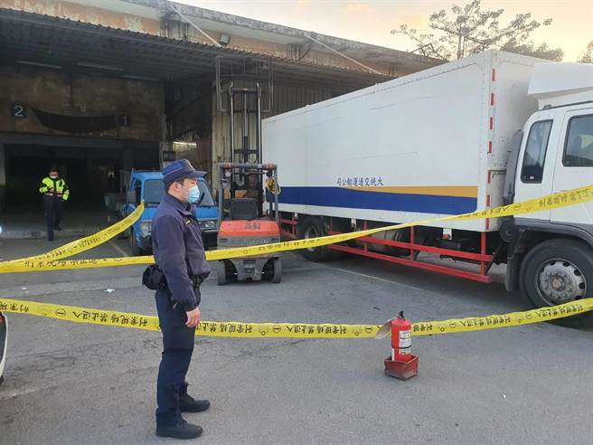 64岁林姓维修工人今（14日）下午3时许，在新北市新庄区思源路某宅配公司厂区，进行机械维修工程时，头部不慎夹入起重机吊杆。（翻摄画面）