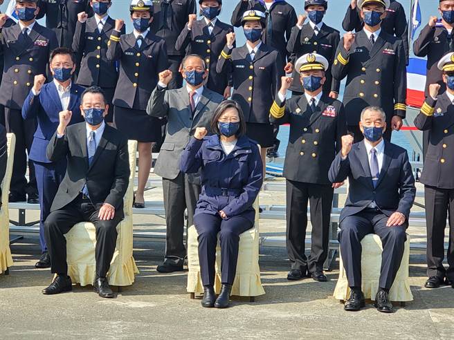 正副總統明打高端第三劑疫苗 。曾薏蘋攝