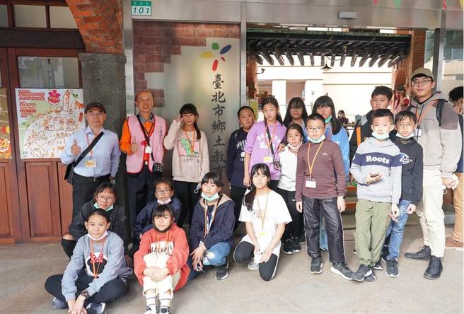 新冠疫情持續發燒，金門縣府宣布各國中小幼兒園暫停赴台校外教學活動。（金門縣府提供／李金生傳真）