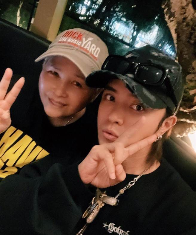 小猪（右）一直以来非常孝顺罗妈。（翻摄罗志祥IG）