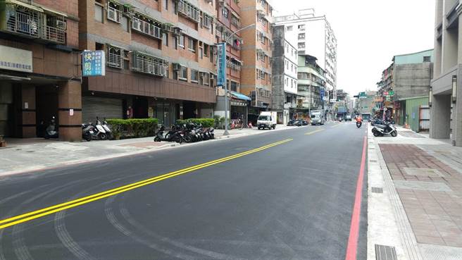 新北市三重区福隆路人行道工程完工，提供市民更加安全、友善无碍的通行环境。 （三重区公所提供）