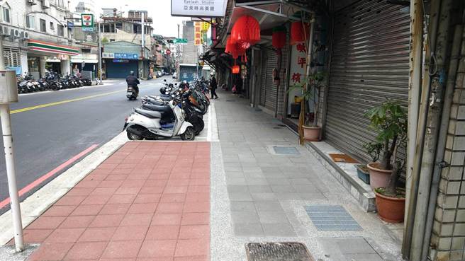 新北市三重区福隆路人行道工程完工，提供市民更加安全、友善无碍的通行环境。 （三重区公所提供）