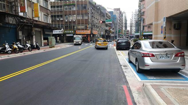 新北市三重区福隆路人行道工程完工，提供市民更加安全、友善无碍的通行环境。 （三重区公所提供）