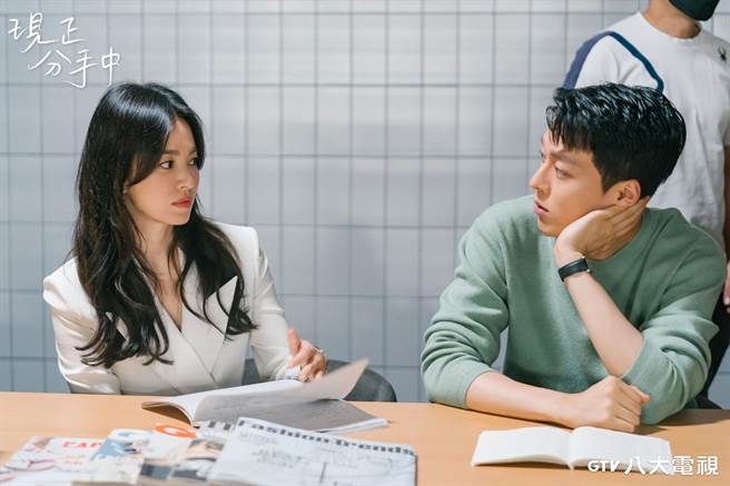 宋慧乔、张基龙在韩剧《现正分手中》大谈姊弟恋。（八大提供）