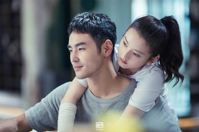 阮经天与小16岁宋祖儿因合作陆剧《舌尖上的心跳》传出假戏真做。（爱奇艺国际站提供）